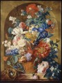 ヤン・ファン・ホイスムの古典的な花の龕の前にあるテラコッタの花瓶の花の静物画